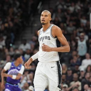 九游APP中心-根本找不到筐！文班亚马篮下干扰 米西连续两次离谱出手